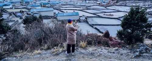 Une personne prenant une photo d'un village pittoresque