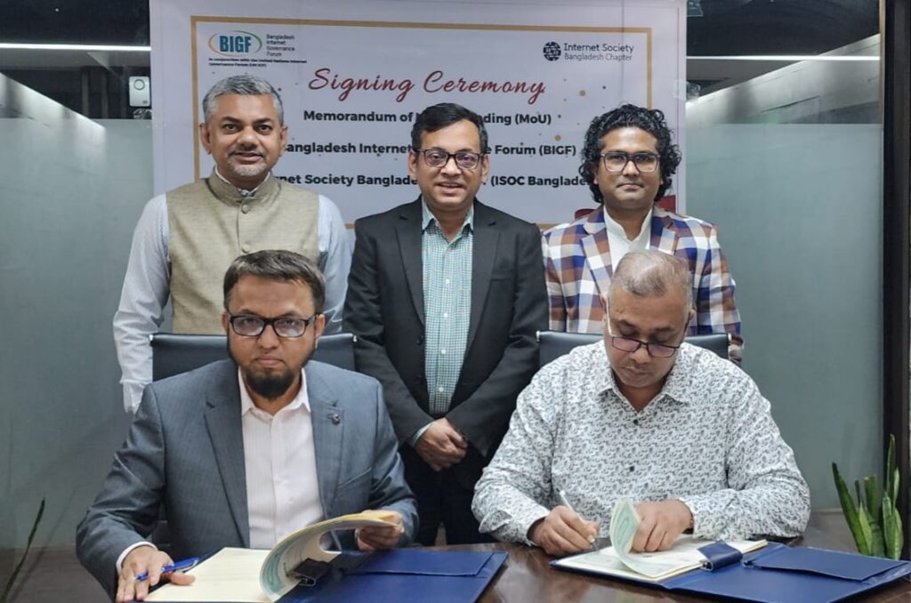 Photo of a group of people during an MoU signing ceremony between Internet Society Bangladesh Chapter and the BIGF